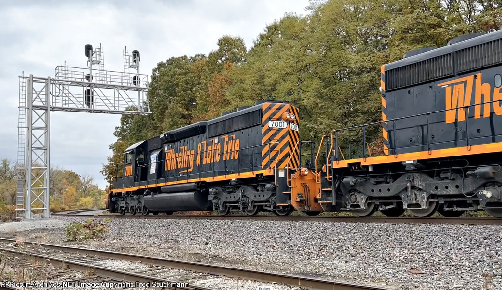 WE 7001 passes under BD's eastbound signal bridge.